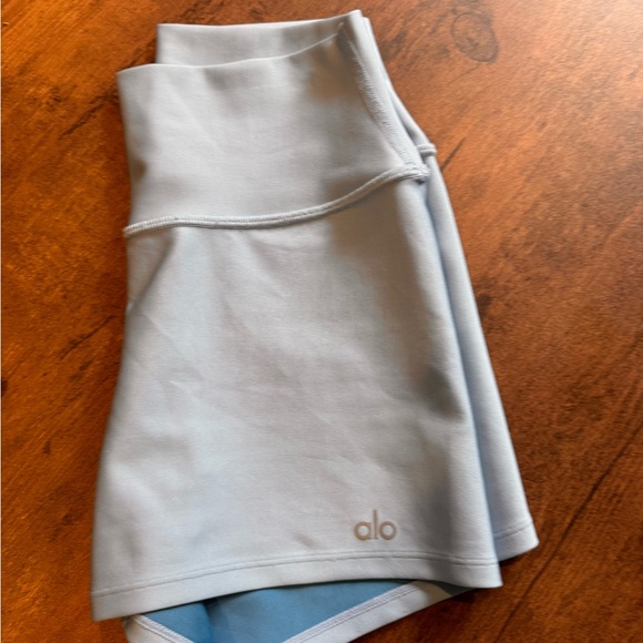 Alo Airlift Light Blue Biker Shorts - Picture 4 of 5